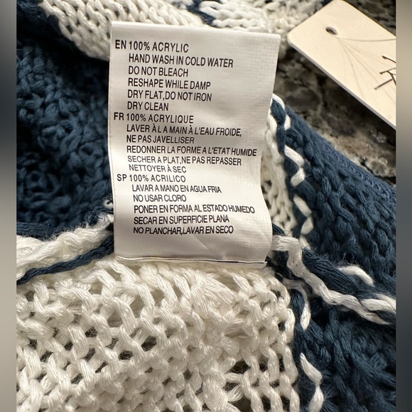 ✨NWT✨VON MAUR R D Style KNIT Women Size M 100% Acrylic White Blue Asymmetrical - Picture 10 of 11